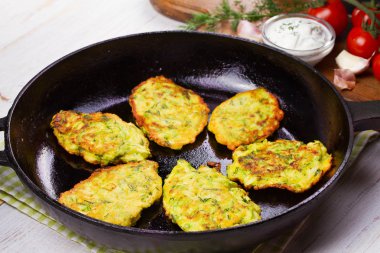 Kabak krep beyaz plaka ekşi krema ile