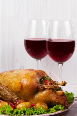 Patates, elma, salata, kekik ve biberiye ile ördek kızartma
