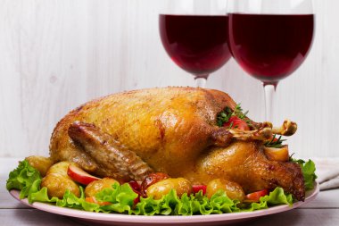 Patates, elma, salata, kekik ve biberiye ile ördek kızartma