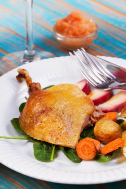 Ispanak, patates, elma sosu ve havuç mavi ahşap arka plan üzerinde ördek