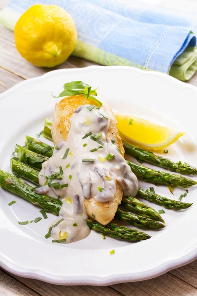 Kızarmış tavuk göğsü üzerinde kuşkonmaz tarhun ve mantar sos ile