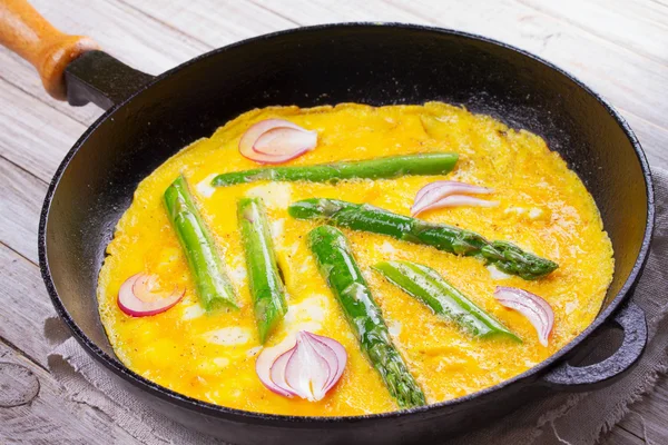 Omelette with Asparagus and Red Onion — Stock Photo, Image