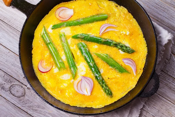 Omlet kuşkonmaz ve kırmızı soğan ile