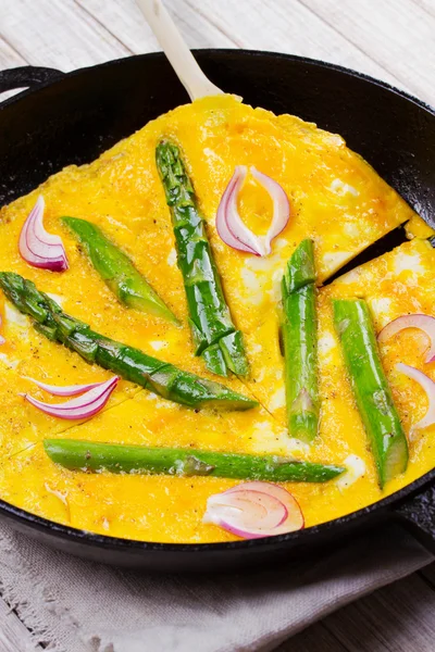 Omlet kuşkonmaz ve kırmızı soğan ile