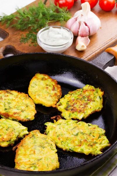 Kabak krep beyaz plaka ekşi krema ile