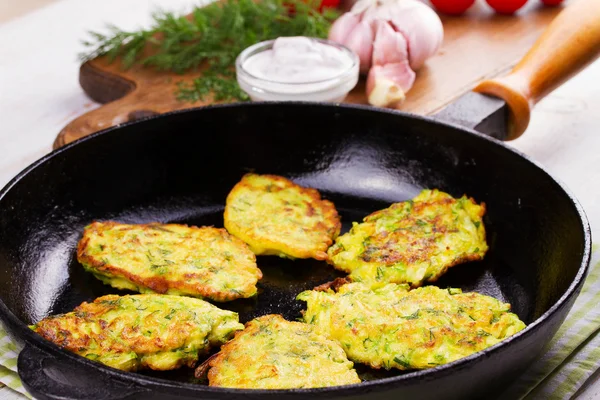 Kabak krep beyaz plaka ekşi krema ile