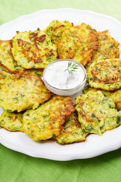 Crêpes de courgettes à la crème sure dans une assiette blanche — Photo