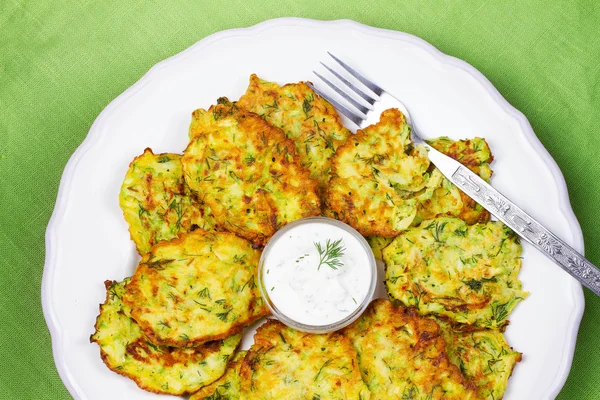 Crêpes de courgettes à la crème sure dans une assiette blanche — Photo