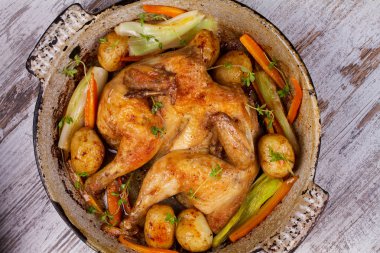 Patates, havuç, pırasa ve kekik Tavada kavrulmuş tavuk