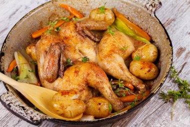Patates, havuç, pırasa ve kekik Tavada kavrulmuş tavuk