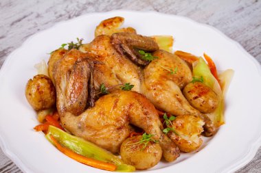 Patates, havuç, pırasa ve kekik Tavada kavrulmuş tavuk