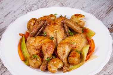 Patates, havuç, pırasa ve kekik Tavada kavrulmuş tavuk