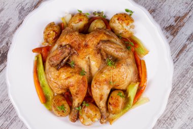 Patates, havuç, pırasa ve kekik Tavada kavrulmuş tavuk