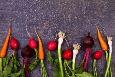 Eski karanlık Resepsiyon sebze: bebek havuç, sarımsak, kırmızı pancar, turp. Yukarıda görmek, en iyi stüdyo vurdu