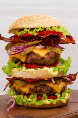 Burger sığır eti, domuz eti, domates, peynir, marul, soğan ile