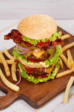 Burger sığır eti, domuz eti, domates, peynir, marul, soğan ile