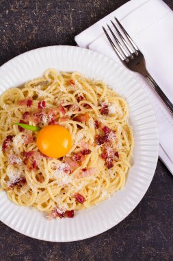 Carbonara makarna çiğ yumurta, domuz pastırması ve parmesan peyniri ile