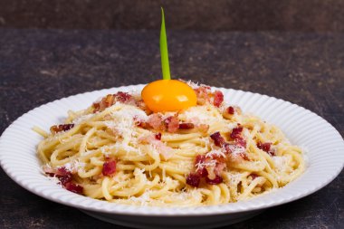 Carbonara makarna çiğ yumurta, domuz pastırması ve parmesan peyniri ile