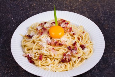 Carbonara makarna çiğ yumurta, domuz pastırması ve parmesan peyniri ile