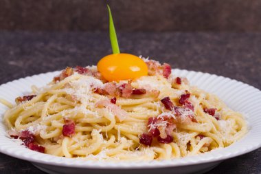 Carbonara makarna çiğ yumurta, domuz pastırması ve parmesan peyniri ile