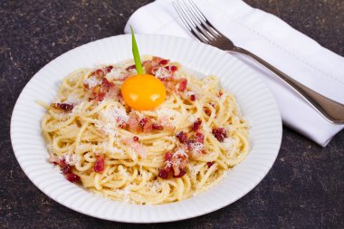 Carbonara makarna çiğ yumurta, domuz pastırması ve parmesan peyniri ile