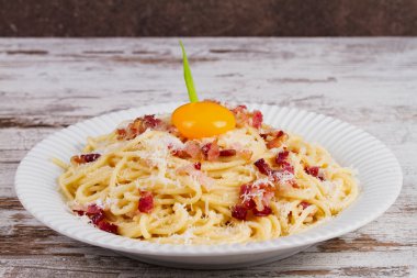 Carbonara makarna çiğ yumurta, domuz pastırması ve parmesan peyniri ile