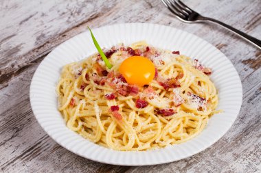 Carbonara makarna çiğ yumurta, domuz pastırması ve parmesan peyniri ile