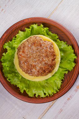 Sığır eti ve domuz eti patty ezilmiş patates ve salata ile