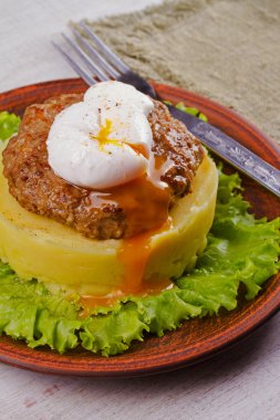 Sığır eti ve domuz eti patty ezilmiş patates ve salata ile