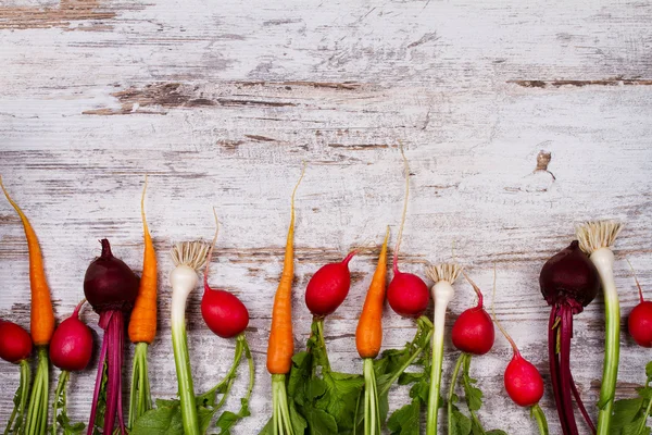 Eski karanlık Resepsiyon sebze: bebek havuç, sarımsak, kırmızı pancar, turp. Yukarıda görmek, en iyi stüdyo vurdu
