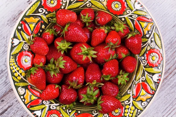 Rote süße Erdbeeren in Schale auf weißem Holzhintergrund. Blick von oben, Top-Studioaufnahme — Stockfoto