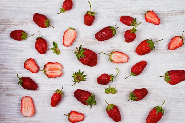 Erdbeeren auf weißem Holzgrund. Blick von oben, Top-Studioaufnahme — Stockfoto