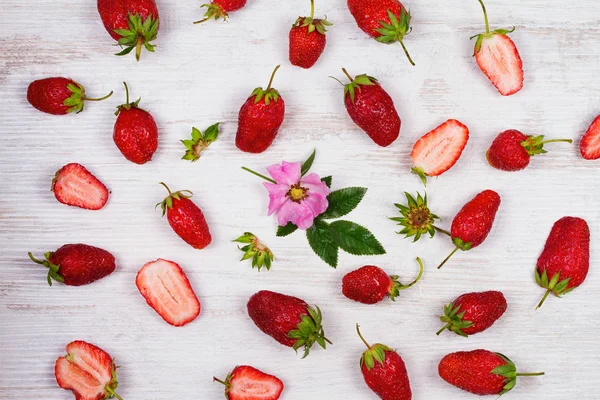 Erdbeeren auf weißem Holzgrund. Blick von oben, Top-Studioaufnahme — Stockfoto