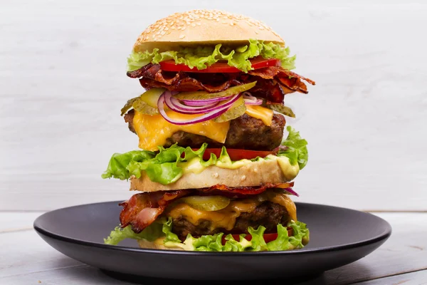 Burger Med biff, bacon, tomat, ost, salat og løk – stockfoto