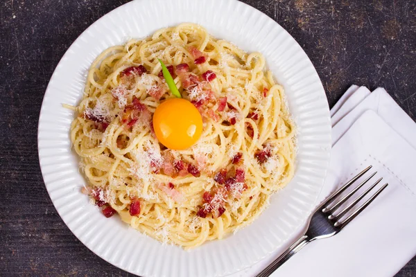 Carbonara pasta with raw egg, bacon and parmesan cheese — Stock Photo, Image