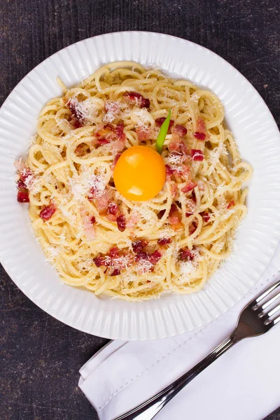 Pasta alla carbonara con uova crude, pancetta e parmigiano — Foto Stock