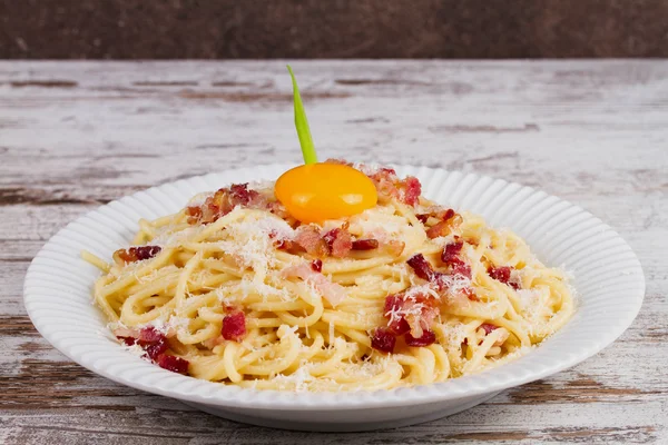 Carbonara pasta raaka muna, pekoni ja parmesaanijuusto — kuvapankkivalokuva