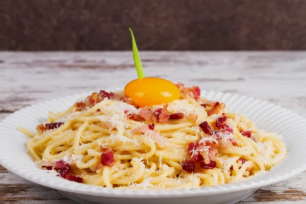 Carbonara pasta raaka muna, pekoni ja parmesaanijuusto — kuvapankkivalokuva