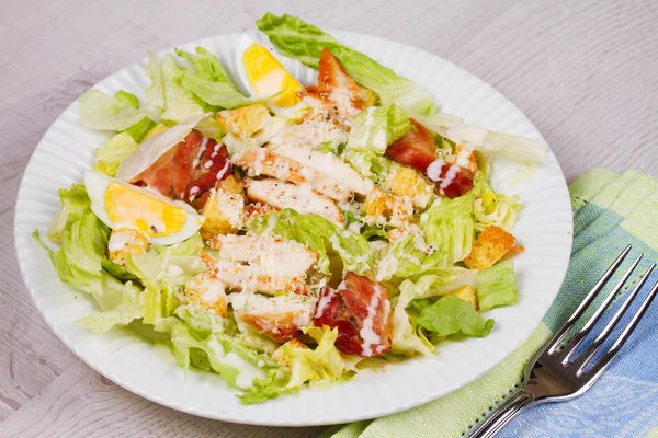 Салат из курицы, бекона, яиц и хлебных палочек — стоковое фото