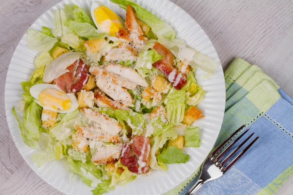 Insalata di pollo, pancetta, uova e grissini — Foto Stock