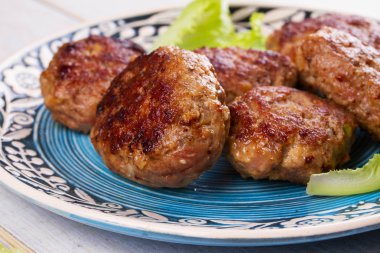 Sığır eti ve domuz köftesi mavi plaka. Yukarıda görmek, en iyi stüdyo vurdu