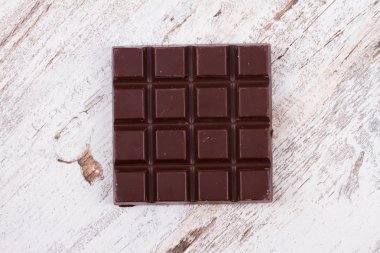 Beyaz ahşap zemin üzerinde çikolata bar