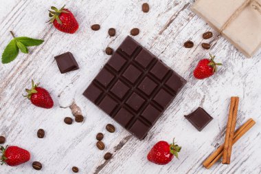 Beyaz ahşap zemin üzerinde çikolata bar