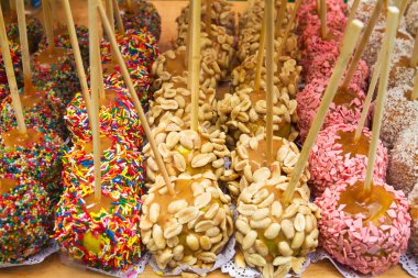 El çikolata ve fındık karamelli elma daldırma. Sokak gıda