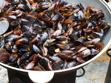 Midye büyük kazan içinde. Sokak gıda