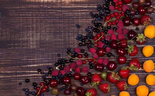 Fragola, mirtillo, mora, lampone, ciliegia, albicocche, uva spina e ribes. Vista dall'alto, top studio girato — Foto Stock