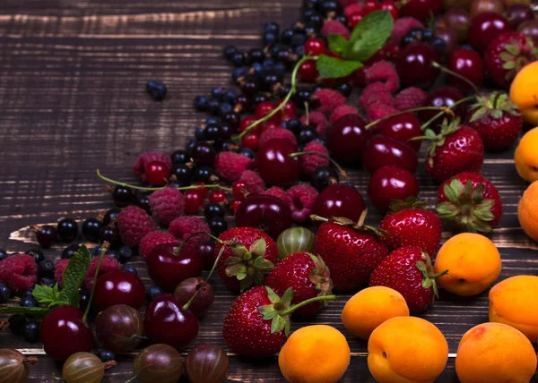 Fragola, mirtillo, mora, lampone, ciliegia, albicocche, uva spina e ribes. Vista dall'alto, top studio girato — Foto Stock