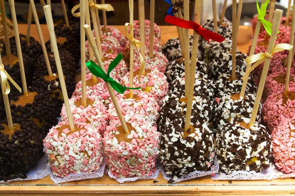 Hand dipped caramel apples in chocolate and nuts. Street food — Stock Photo, Image