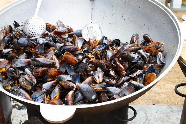 Mussels in big cauldron. Street food — Stock Photo, Image