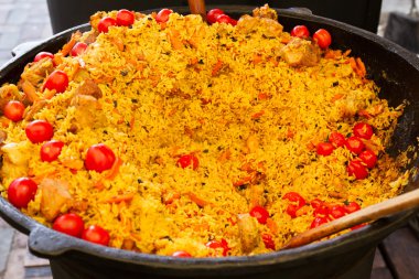 Domates ve büyük bir kase içinde et ile pirinç pilavı